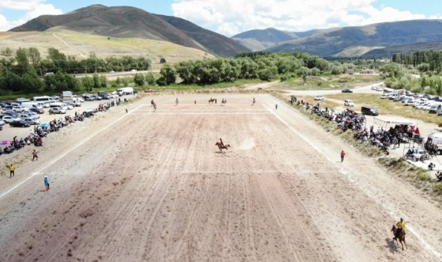 Bayburt'ta renkli görüntülere sahne olan cirit şampiyonluğu davul zurnayla coşkuyla kutlandı