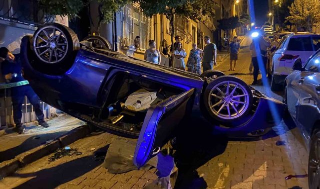 Beşiktaş'ta park halindeki araçlara çarpan otomobil takla attı, o anlar kamerada