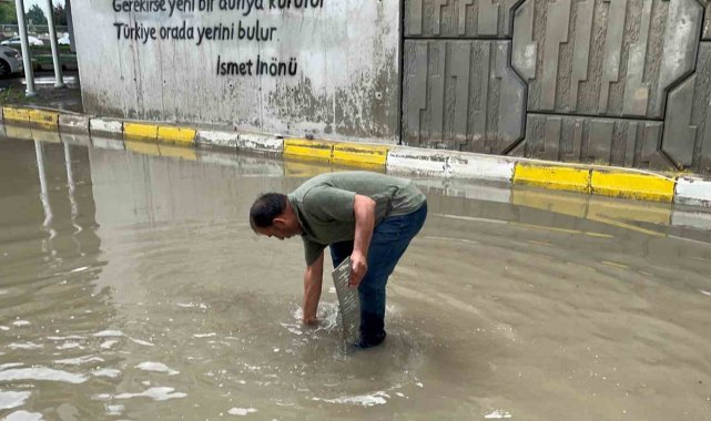 Bolu'da altgeçitler göle döndü: Suyun içinde dakikalarca plakasını aradı