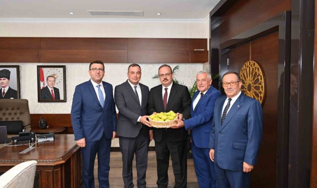 Borsa, sezonun ilk incirini Vali Canbolat'a takdim etti