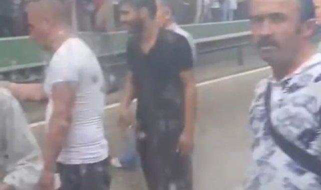 Bursa'da sağanak yağışta yolda kalanlar otobüsün önünü kesti