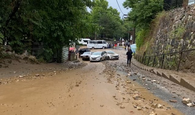 Bursa'da taşan dere araçları böyle önüne kattı...Araçların sürüklenmesi kamerada