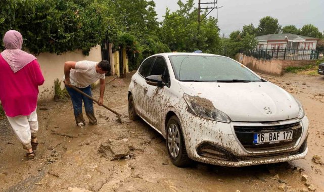 Bursa'da taşan dere araçları önüne kattı