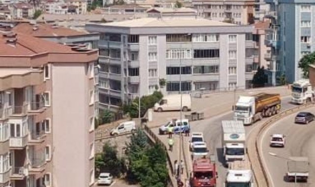 Bursa'da kaza! Virajı alamayan araç site bahçesine uçtu: 3 kişi yaralandı