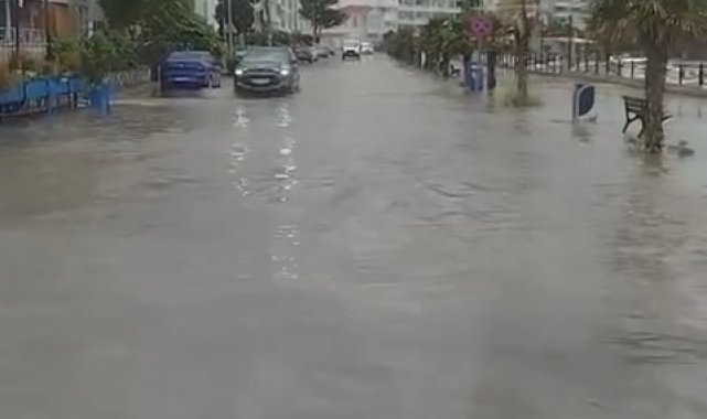 Bursa'da yağan yağmur yolları göle çevirdi