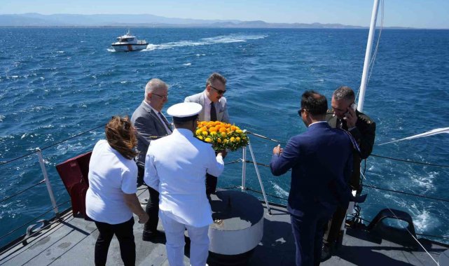 Deniz şehitlerinin anısına Sahil Güvenlik hücumbotu ile denize çelenk bırakıldı
