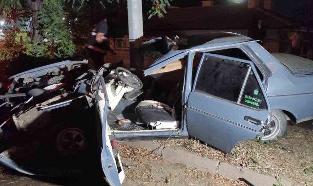 Direğe çarpıp kağıt gibi ezilen otomobilden sağ çıktılar