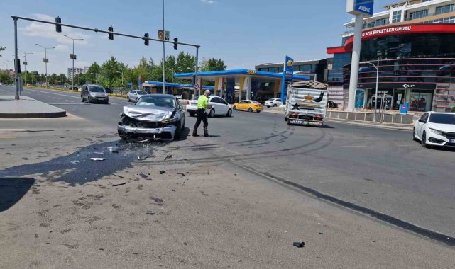 Diyarbakır'da iki otomobil çarpıştı: 2 hafif yaralı