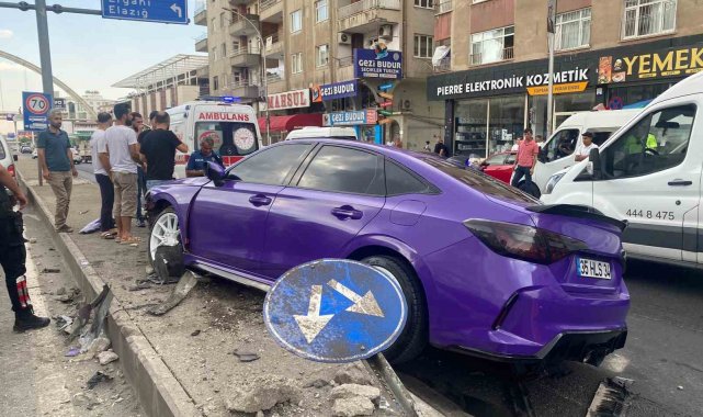 Diyarbakır'da otomobil refüje çarptı: 1 yaralı