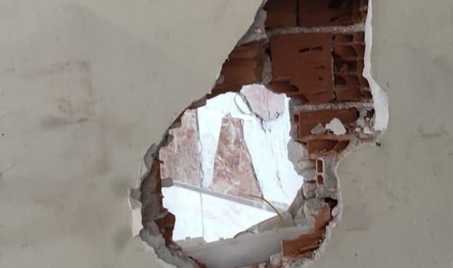 Duvarı delerek girdikleri işyerinde milyonluk vurgun yaptılar