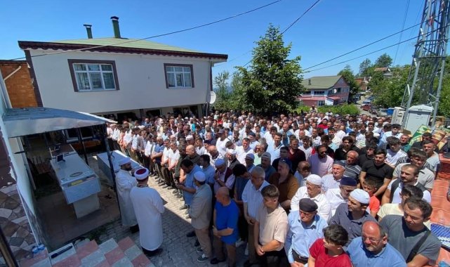 Edirne'deki trafik kazasında hayatını kaybeden baba, oğul ve yeğen toprağa verildi