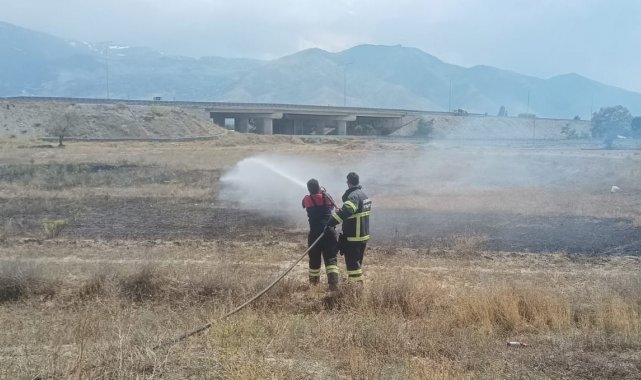Erzincan'da örtü yangını büyümeden söndürüldü