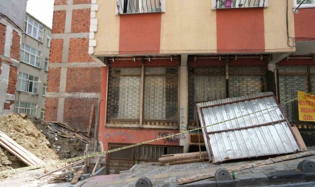 Esenler'de oluşan çatlaklar nedeniyle boşaltılan 6 katlı bina havadan görüntülendi