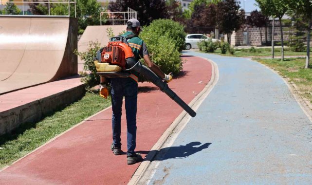 Gölbaşı'nın parklarında temizlik ve bakım çalışmaları sürüyor