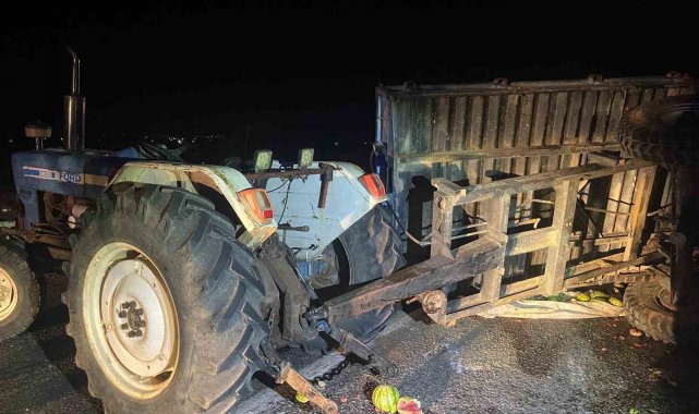 Hafif ticari araç traktöre çarptı: 6 yaralı