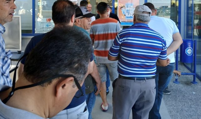 Hizmet verilemeyince uzun kuyruklar oluştu