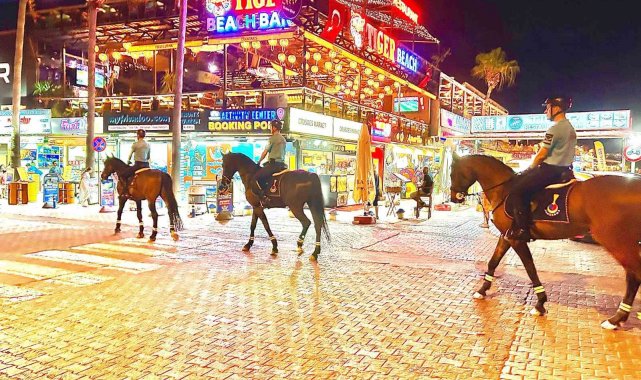 Jandarmanın atlı ekibi Ölüdeniz'de bu yıl da görev başında