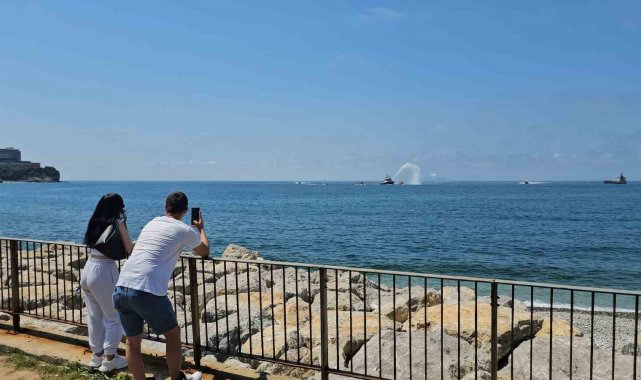 Kabotaj Bayramı'nı denizde su gösterisiyle kutladılar