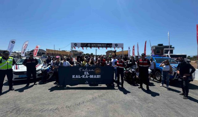 Kadına şiddete 'Kadına el kalkamaz' pankartıyla mesaj verdiler