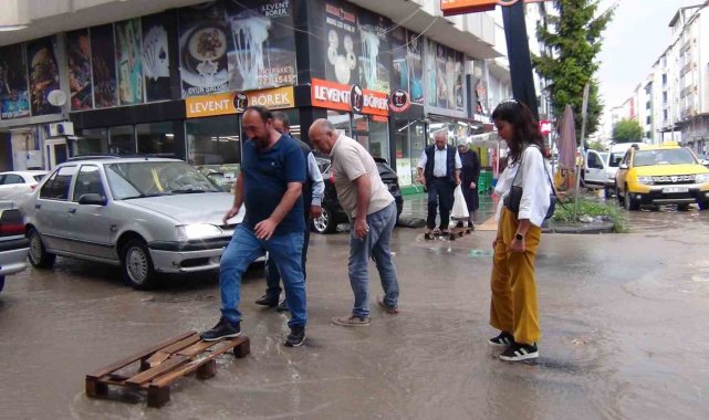 Kars'ta caddeler göle döndü