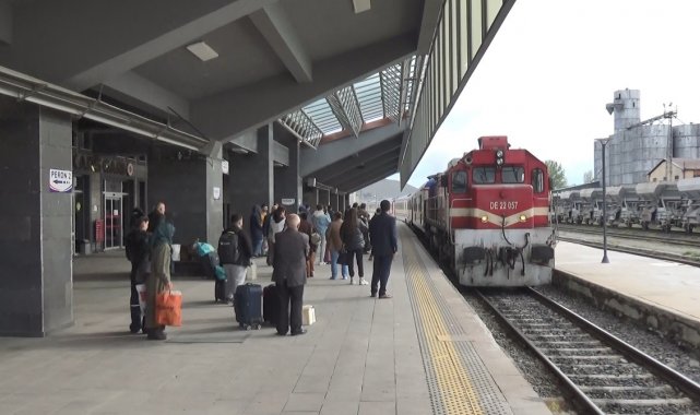 Kars'ta vatandaşların tercihi 'tren yolculuğu'