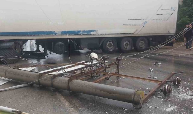 Kaygan yolda yan dönen tır yolu kapadı