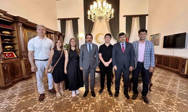Kaymakam Demiryürek, LGS birincisi Köker'e hediyesini verdi