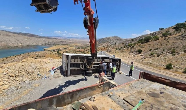Kemaliye'de tır devrildi: 1 yaralı