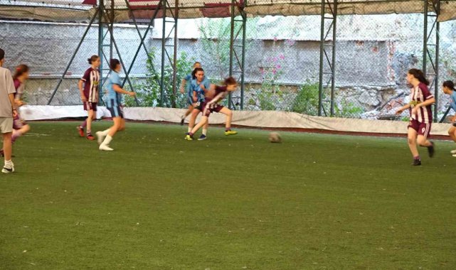 Kız futbol takımları antrenman amaçlı futbol müsabakası yaptı
