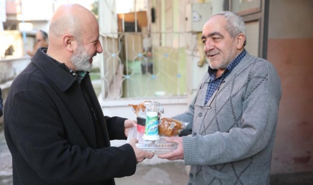 Kocasinan'da gönüller kazanılıyor, evlere her gün 4 çeşit sıcak yemek gidiyor