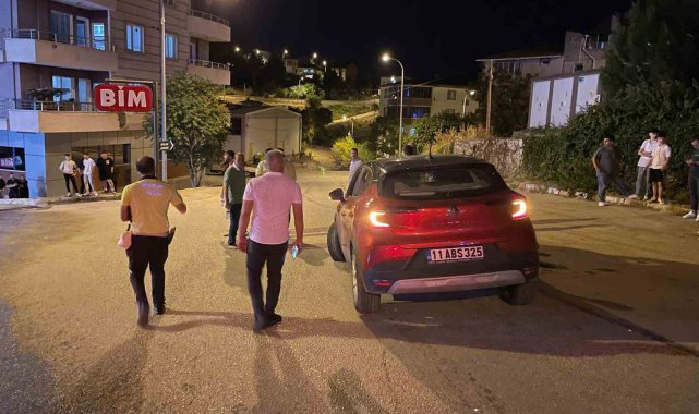 Kontrolden çıkan araç kaldırımda yürüyen yayanın ayağını ezdi