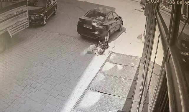 Konya'da geri manevra yapan otomobilin kadına çarpması kamerada