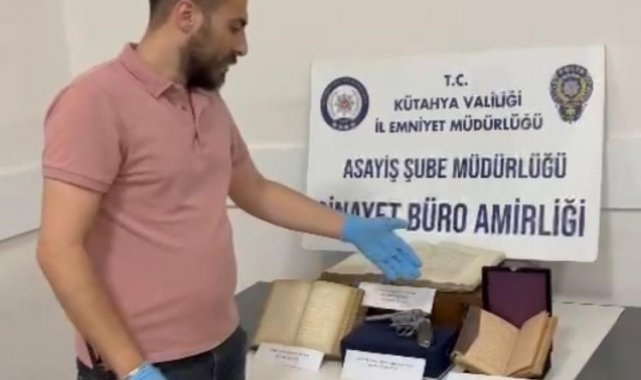 Kütahya'da 2 antika Kur'an-ı Kerim ve antika tabanca ele geçirildi