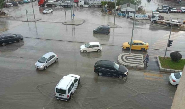Kuvvetli sağanak yağış Bozüyük'te etkisini gösterdi