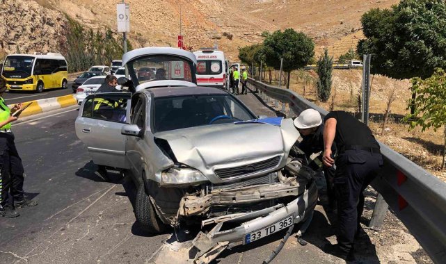 Mardin'de otomobil demir bariyerlere çarptı: 6 yaralı
