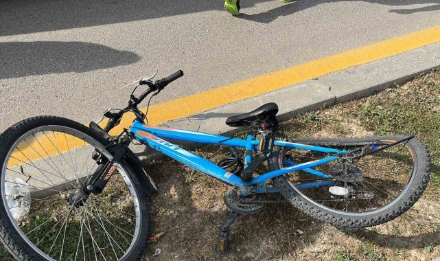 Motosikletle bisiklet çarpıştı: 3 yaralı