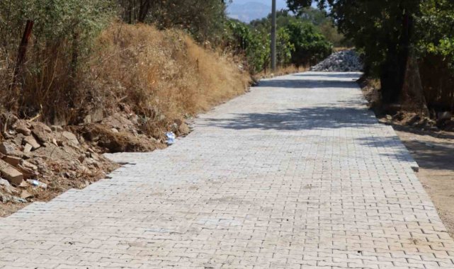 Nazilli Belediyesi Bozyurt'ta yolları yeniliyor