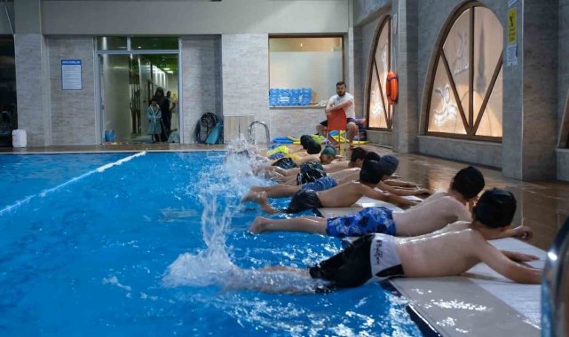 Onikişubat'ta yüzme kursları
