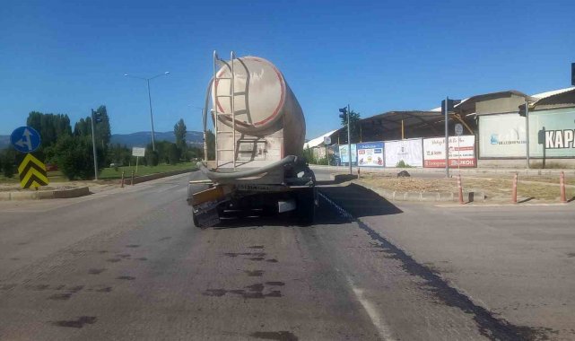 Otomobil kamyona arkadan çarptı: 2 ölü, 1 yaralı