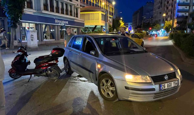 Otomobile çarpan elektrikli bisiklet sürücüsü yaralandı