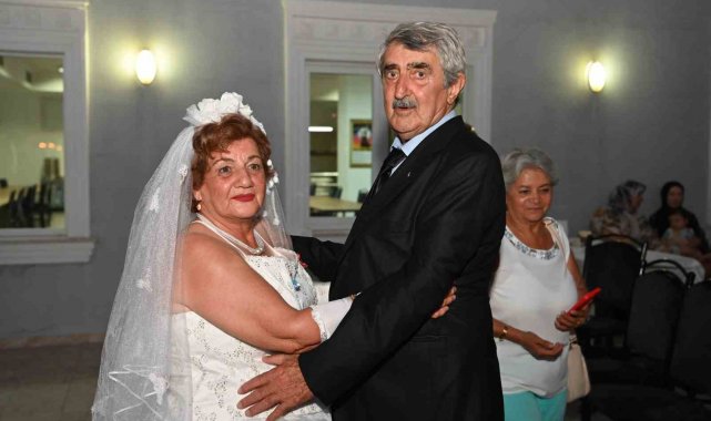 Özlemini çektiği beyaz gelinliği 56 yıl sonra giydi