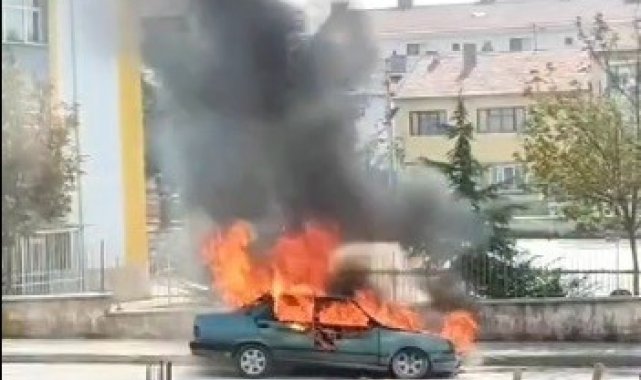 Park halindeki araç küle döndü