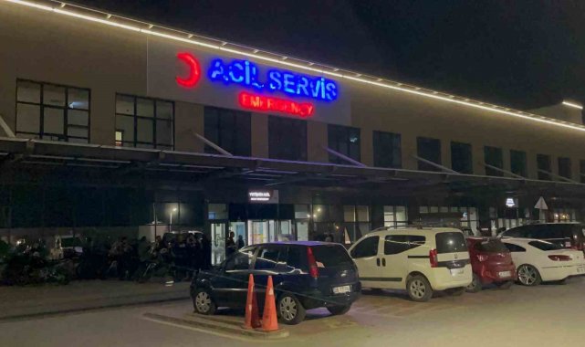Parkta çıkan bıçaklı kavgada 1'i ağır 2 kişi yaralandı