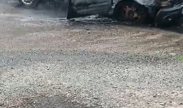 Rize'de seyir halindeki hafif ticari araç alev alev yandı