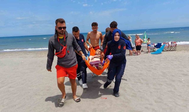 Samsun'da boğulma tehlikesi geçiren genci vatandaşlar kurtardı