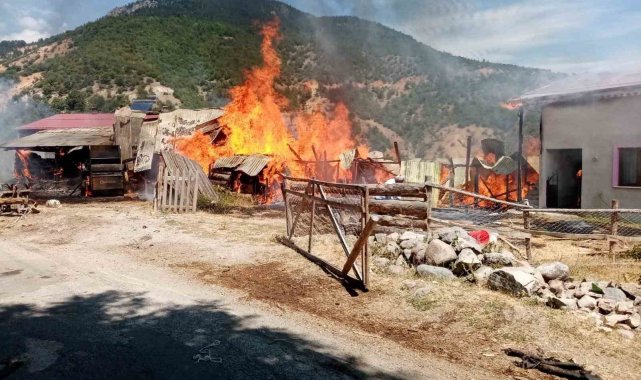 Sivas'ta korkutan yangın: 2 samanlık ve 2 ahır yandı