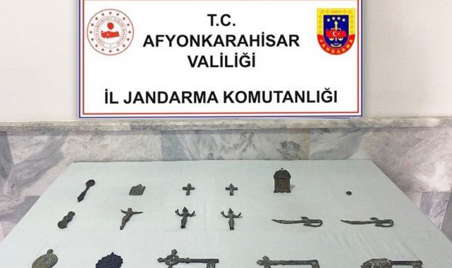 Taş toplarken bulduğu tarihi eserleri jandarmaya teslim etti