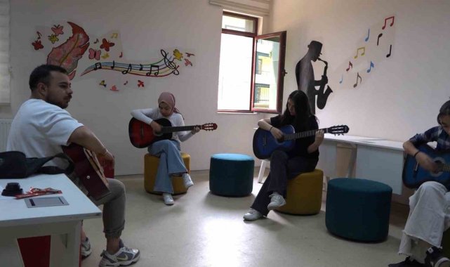 Tatvan Gençlik Merkezi'ndeki gitar kursu yoğun ilgi görüyor