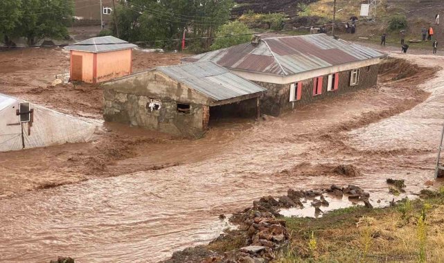 Tekman'da sağanak yağış sele neden oldu