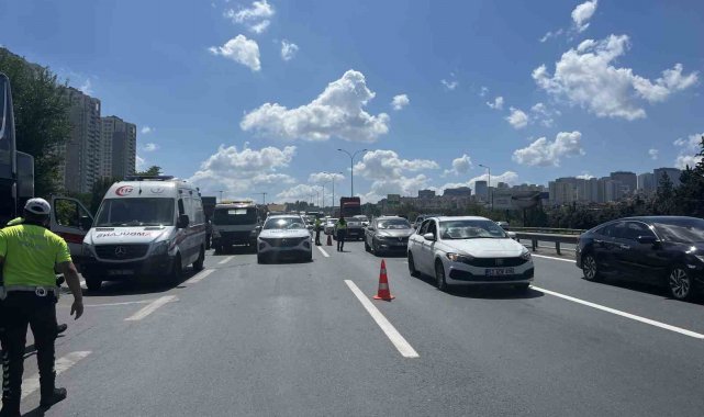 TEM otoyolunda tur otobüsü kamyona çarptı: 2'si çocuk 8 yaralı